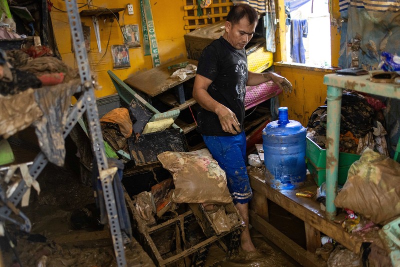 Topan Kalmaegi menerjang wilayah Cebu di Filipina, pada Selasa (4/11) malam. Selain topan, wilayah tersebut juga dilanda hujan deras dan banjir bandang. Rumah warga yang berada di bantaran sungai hancur tersapu derasnya banjir. (REUTERS/Eloisa Lopez)