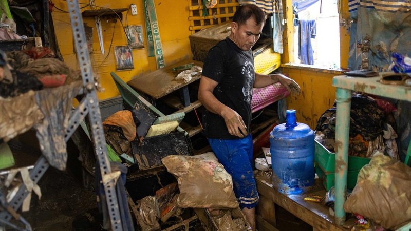 Topan Kalmaegi menerjang wilayah Cebu di Filipina, pada Selasa (4/11) malam. Selain topan, wilayah tersebut juga dilanda hujan deras dan banjir bandang. Rumah warga yang berada di bantaran sungai hancur tersapu derasnya banjir. (REUTERS/Eloisa Lopez)