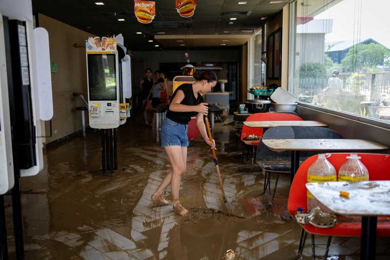Topan Kalmaegi menerjang wilayah Cebu di Filipina, pada Selasa (4/11) malam. Selain topan, wilayah tersebut juga dilanda hujan deras dan banjir bandang. Rumah warga yang berada di bantaran sungai hancur tersapu derasnya banjir. (REUTERS/Eloisa Lopez)