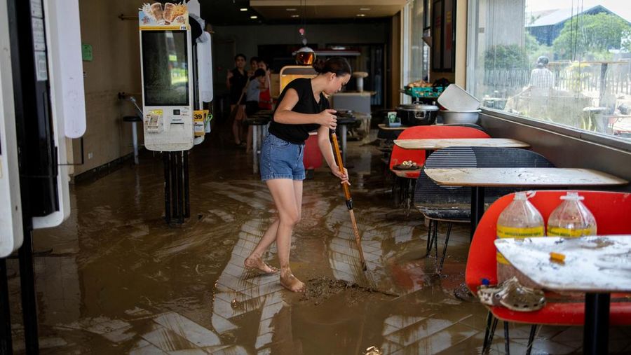 Topan Kalmaegi menerjang wilayah Cebu di Filipina, pada Selasa (4/11) malam. Selain topan, wilayah tersebut juga dilanda hujan deras dan banjir bandang. Rumah warga yang berada di bantaran sungai hancur tersapu derasnya banjir. (REUTERS/Eloisa Lopez)