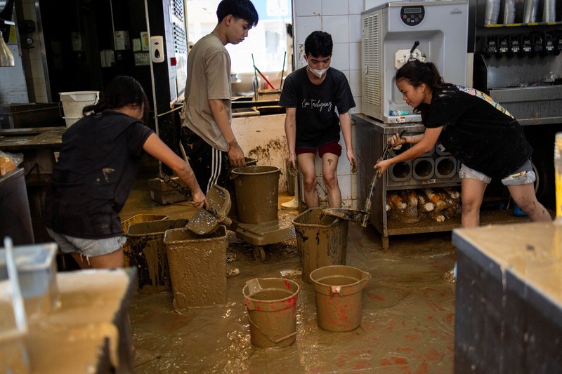 Topan Kalmaegi menerjang wilayah Cebu di Filipina, pada Selasa (4/11) malam. Selain topan, wilayah tersebut juga dilanda hujan deras dan banjir bandang. Rumah warga yang berada di bantaran sungai hancur tersapu derasnya banjir. (REUTERS/Eloisa Lopez)