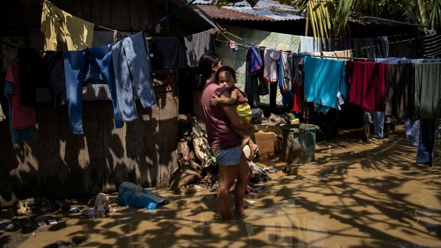 Topan Kalmaegi menerjang wilayah Cebu di Filipina, pada Selasa (4/11) malam. Selain topan, wilayah tersebut juga dilanda hujan deras dan banjir bandang. Rumah warga yang berada di bantaran sungai hancur tersapu derasnya banjir. (REUTERS/Eloisa Lopez)