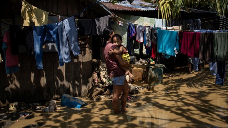 Topan Kalmaegi menerjang wilayah Cebu di Filipina, pada Selasa (4/11) malam. Selain topan, wilayah tersebut juga dilanda hujan deras dan banjir bandang. Rumah warga yang berada di bantaran sungai hancur tersapu derasnya banjir. (REUTERS/Eloisa Lopez)