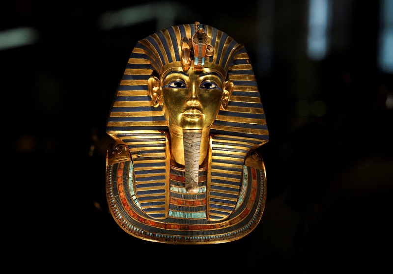 Pengunjung melihat peti mati emas Firaun Mesir kuno Tutankhamun pada hari pertama pengunjung setelah pembukaan resmi Museum Agung Mesir (GEM), dekat kompleks piramida Giza, di Giza, Mesir, 4 November 2025. (REUTERS/Mohamed Abd El Ghany)