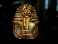 Peti Emas Firaun Tutankhamun Akhirnya Dipamerkan setelah 100 Tahun