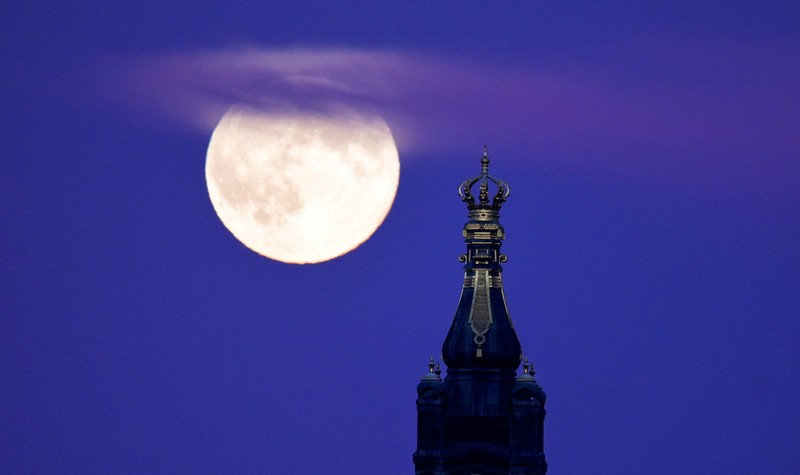Pesawat melintasi bulan supermoon di Aguimes, Pulau Gran Canaria, Spanyol, 5 November 2025. (REUTERS/Borja Suarez)