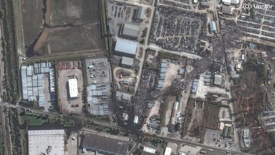 Citra satelit menunjukkan kondisi sebelum dan sesudah di sekitar Bandara Louisville, Kentucky, pasca jatuhnya pesawat kargo UPS, pada Kamis (6/11/2025). (via REUTERS/VANTOR)