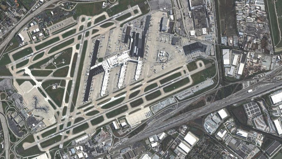 Citra satelit menunjukkan kondisi sebelum dan sesudah di sekitar Bandara Louisville, Kentucky, pasca jatuhnya pesawat kargo UPS, pada Kamis (6/11/2025). (via REUTERS/VANTOR)