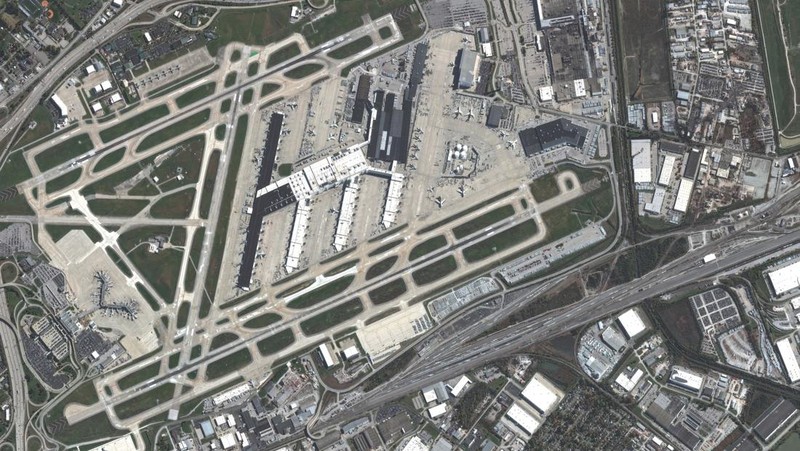 Citra satelit menunjukkan kondisi sebelum dan sesudah di sekitar Bandara Louisville, Kentucky, pasca jatuhnya pesawat kargo UPS, pada Kamis (6/11/2025). (via REUTERS/VANTOR)