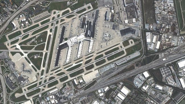 Potret Kerusakan Kawasan Bandara Usai Insiden Pesawat Jatuh dan Meledak