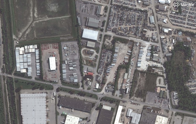 Citra satelit menunjukkan kondisi sebelum dan sesudah di sekitar Bandara Louisville, Kentucky, pasca jatuhnya pesawat kargo UPS, pada Kamis (6/11/2025). (via REUTERS/VANTOR)