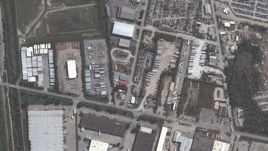 Citra satelit menunjukkan kondisi sebelum dan sesudah di sekitar Bandara Louisville, Kentucky, pasca jatuhnya pesawat kargo UPS, pada Kamis (6/11/2025). (via REUTERS/VANTOR)