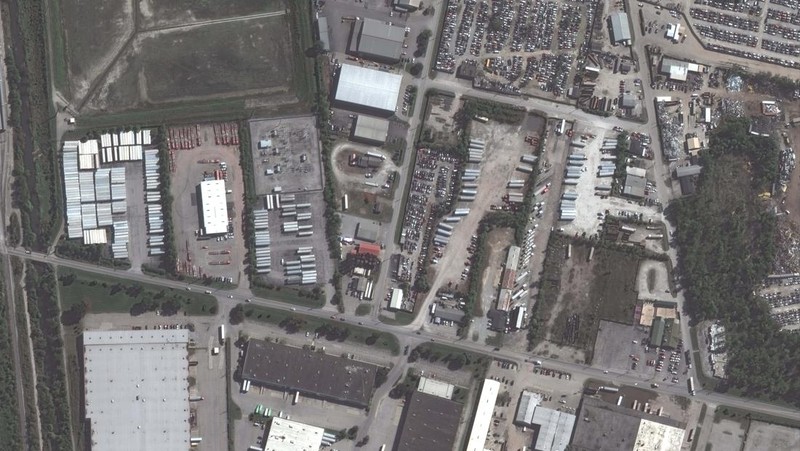 Citra satelit menunjukkan kondisi sebelum dan sesudah di sekitar Bandara Louisville, Kentucky, pasca jatuhnya pesawat kargo UPS, pada Kamis (6/11/2025). (via REUTERS/VANTOR)