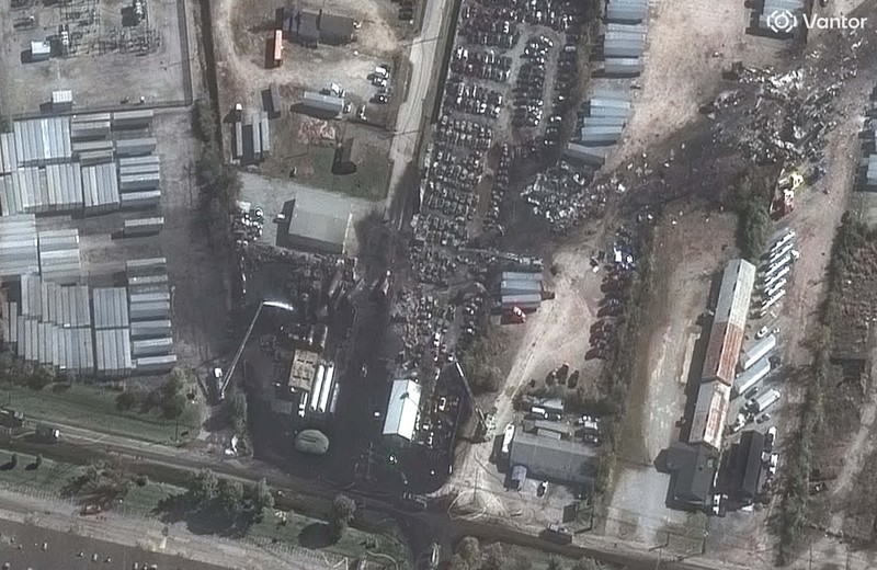 Citra satelit menunjukkan kondisi sebelum dan sesudah di sekitar Bandara Louisville, Kentucky, pasca jatuhnya pesawat kargo UPS, pada Kamis (6/11/2025). (via REUTERS/VANTOR)