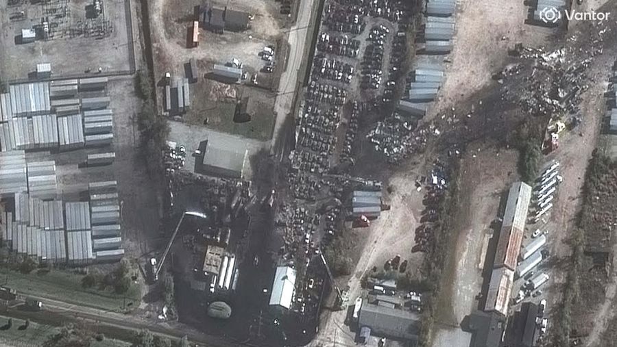 Citra satelit menunjukkan kondisi sebelum dan sesudah di sekitar Bandara Louisville, Kentucky, pasca jatuhnya pesawat kargo UPS, pada Kamis (6/11/2025). (via REUTERS/VANTOR)