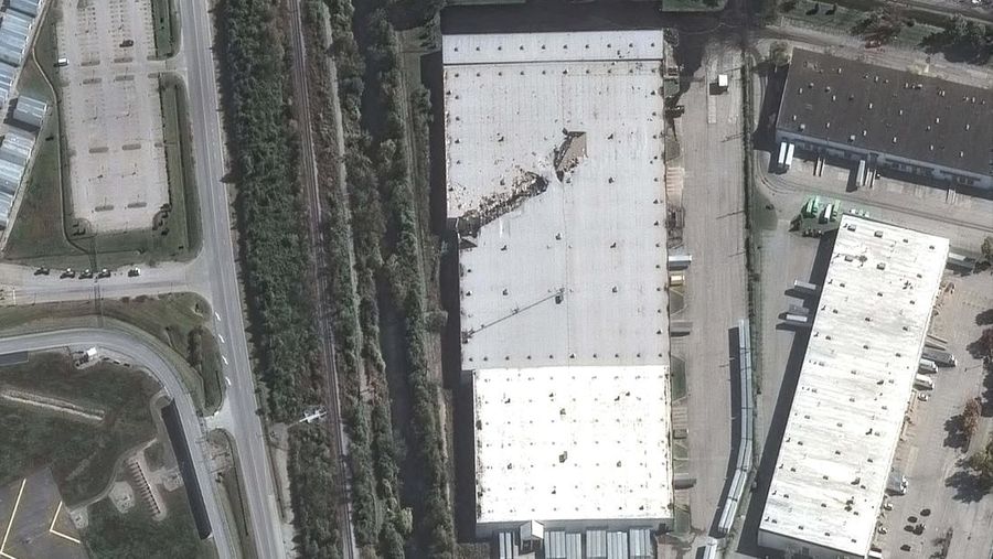 Citra satelit menunjukkan kondisi sebelum dan sesudah di sekitar Bandara Louisville, Kentucky, pasca jatuhnya pesawat kargo UPS, pada Kamis (6/11/2025). (via REUTERS/VANTOR)