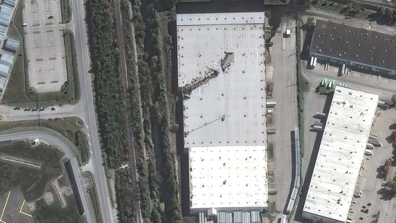 Citra satelit menunjukkan kondisi sebelum dan sesudah di sekitar Bandara Louisville, Kentucky, pasca jatuhnya pesawat kargo UPS, pada Kamis (6/11/2025). (via REUTERS/VANTOR)