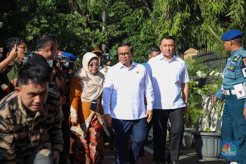 Petugas keamaan melakukan penjagaan pada pintu masuk usai terjadi ledakan di SMAN 72, Jakarta, Jumat (7/11/2025). (CNBC Indonesia/Faisal Rahman)