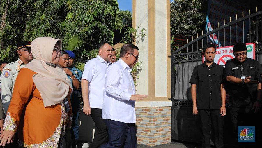 Petugas keamaan melakukan penjagaan pada pintu masuk usai terjadi ledakan di SMAN 72, Jakarta, Jumat (7/11/2025). (CNBC Indonesia/Faisal Rahman)