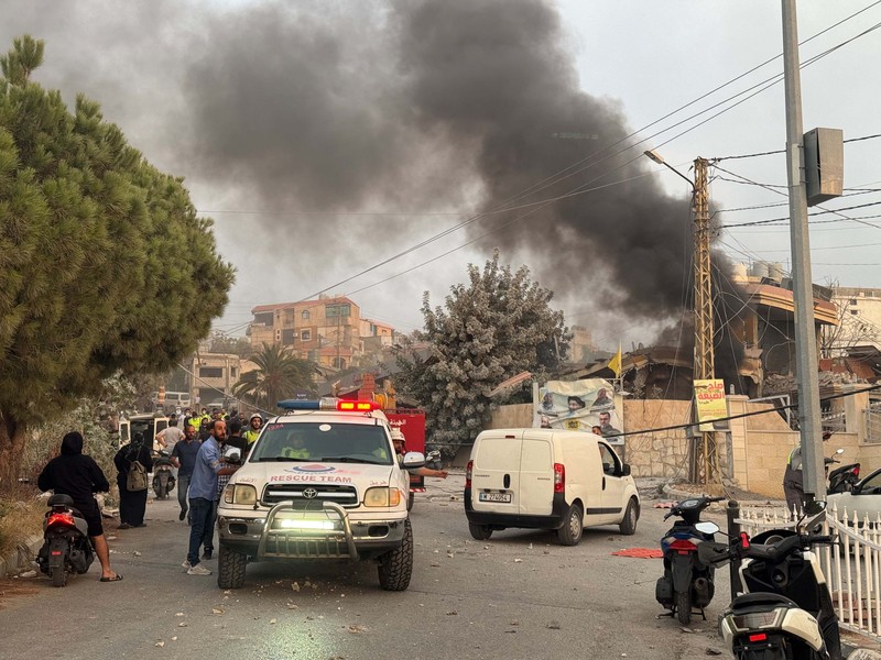 Israel menyerang target Hizbullah di Lebanon selatan pada hari Kamis (6/11/2025) sore, Ini terjadi ketika kelompok tersebut menolak prospek perundingan politik langsung antara Israel dan Lebanon, serta berjanji untuk mempertahankan diri. (REUTERS/Ali Hankir)