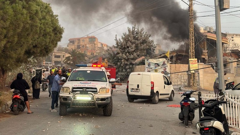 Israel menyerang target Hizbullah di Lebanon selatan pada hari Kamis (6/11/2025) sore, Ini terjadi ketika kelompok tersebut menolak prospek perundingan politik langsung antara Israel dan Lebanon, serta berjanji untuk mempertahankan diri. (REUTERS/Ali Hankir)