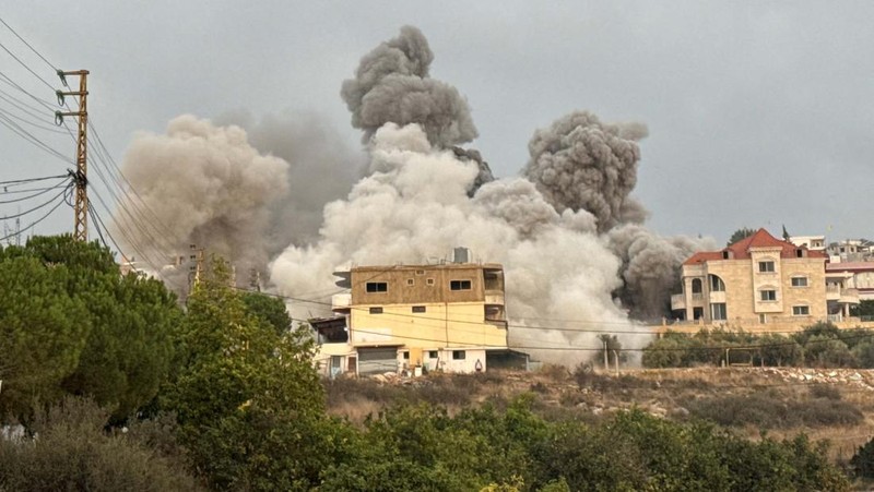 Israel menyerang target Hizbullah di Lebanon selatan pada hari Kamis (6/11/2025) sore, Ini terjadi ketika kelompok tersebut menolak prospek perundingan politik langsung antara Israel dan Lebanon, serta berjanji untuk mempertahankan diri. (REUTERS/Ali Hankir)