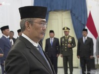 Jimly Asshiddiqie dilantik Presiden Prabowo Subianto sebagai Ketua Komisi Reformasi Polri di Istana Merdeka, Jakarta, Jumat (7/11/2025). (Tangkapan Layar Youtube/Sekretariat Presiden)