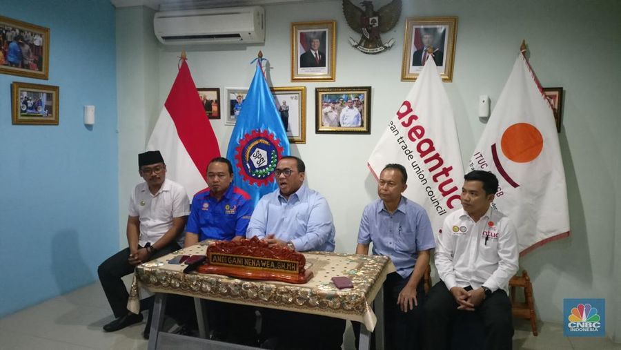 Ketua PUK MAS Guntoro (dua dari kiri) dan Presiden KSPSI Andi Gani Nena Wea (tengah) dalam konferensi pers di kantor KSPSI, Jumat (7/11/2025). (CNBC Indonesia/Ferry Sandi)