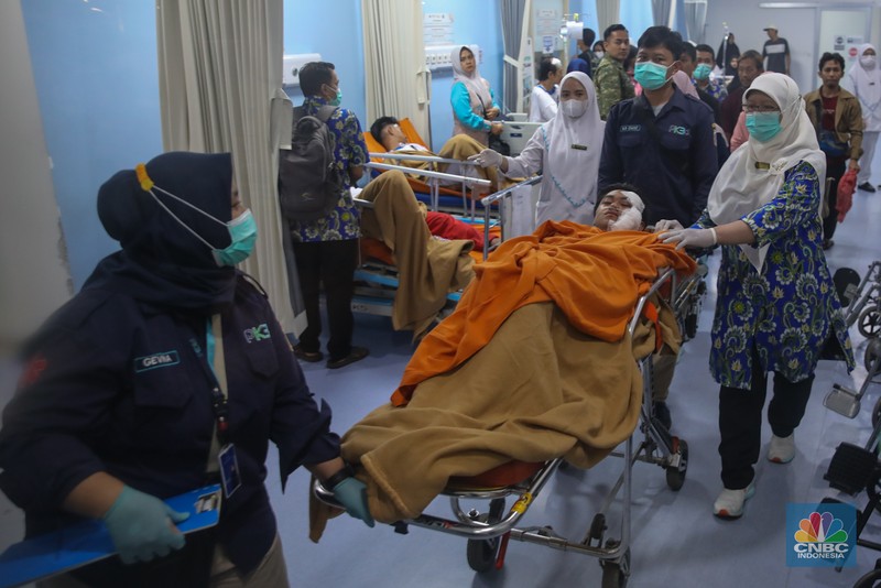 Korban luka akibat ledakan di SMAN 72 Kelapa Gading menjalani perawatan di ruang Instalasi Gawat Darurat (IGD) Rumah Sakit (RS)Islam Cempaka Putih, Jakarta, Jumat (7/11/2025).  (CNBC Indonesia/Faisal Rahman)