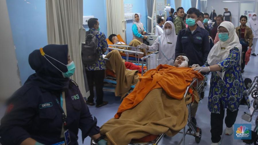 Korban luka akibat ledakan di SMAN 72 Kelapa Gading menjalani perawatan di ruang Instalasi Gawat Darurat (IGD) Rumah Sakit (RS)Islam Cempaka Putih, Jakarta, Jumat (7/11/2025).  (CNBC Indonesia/Faisal Rahman)