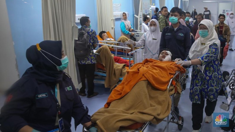 Korban luka akibat ledakan di SMAN 72 Kelapa Gading menjalani perawatan di ruang Instalasi Gawat Darurat (IGD) Rumah Sakit (RS)Islam Cempaka Putih, Jakarta, Jumat (7/11/2025).  (CNBC Indonesia/Faisal Rahman)