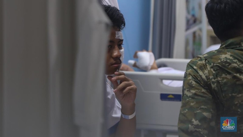 Korban luka akibat ledakan di SMAN 72 Kelapa Gading menjalani perawatan di ruang Instalasi Gawat Darurat (IGD) Rumah Sakit (RS)Islam Cempaka Putih, Jakarta, Jumat (7/11/2025).  (CNBC Indonesia/Faisal Rahman)