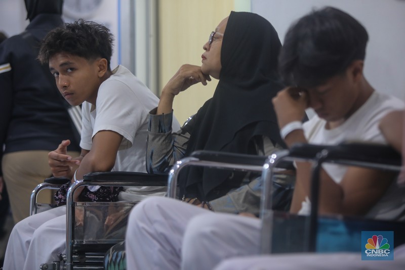 Korban luka akibat ledakan di SMAN 72 Kelapa Gading menjalani perawatan di ruang Instalasi Gawat Darurat (IGD) Rumah Sakit (RS)Islam Cempaka Putih, Jakarta, Jumat (7/11/2025).  (CNBC Indonesia/Faisal Rahman)