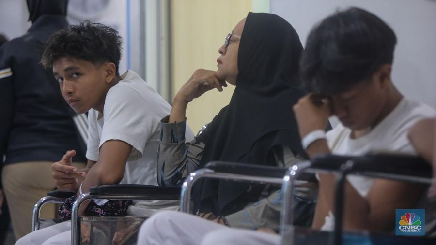 Korban luka akibat ledakan di SMAN 72 Kelapa Gading menjalani perawatan di ruang Instalasi Gawat Darurat (IGD) Rumah Sakit (RS)Islam Cempaka Putih, Jakarta, Jumat (7/11/2025).  (CNBC Indonesia/Faisal Rahman)
