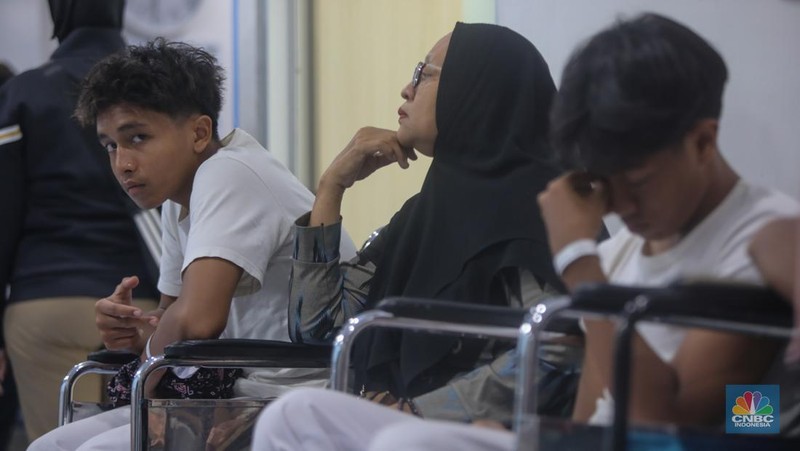 Korban luka akibat ledakan di SMAN 72 Kelapa Gading menjalani perawatan di ruang Instalasi Gawat Darurat (IGD) Rumah Sakit (RS)Islam Cempaka Putih, Jakarta, Jumat (7/11/2025).  (CNBC Indonesia/Faisal Rahman)