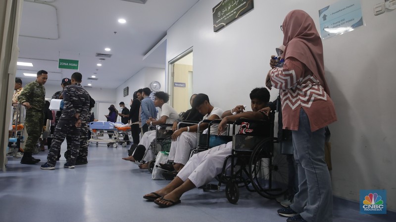 Korban luka akibat ledakan di SMAN 72 Kelapa Gading menjalani perawatan di ruang Instalasi Gawat Darurat (IGD) Rumah Sakit (RS)Islam Cempaka Putih, Jakarta, Jumat (7/11/2025).  (CNBC Indonesia/Faisal Rahman)