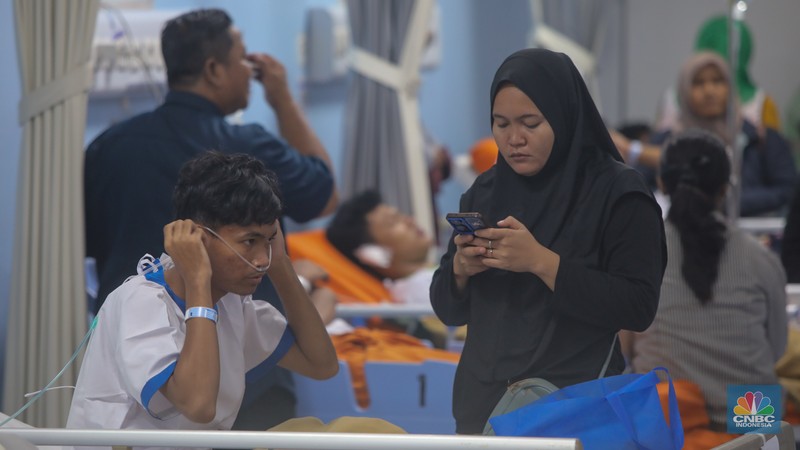 Korban luka akibat ledakan di SMAN 72 Kelapa Gading menjalani perawatan di ruang Instalasi Gawat Darurat (IGD) Rumah Sakit (RS)Islam Cempaka Putih, Jakarta, Jumat (7/11/2025).  (CNBC Indonesia/Faisal Rahman)