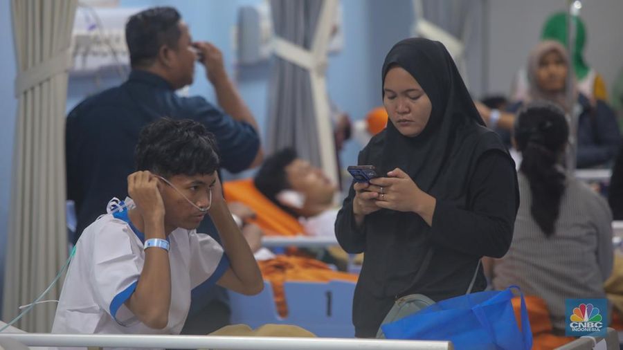 Korban luka akibat ledakan di SMAN 72 Kelapa Gading menjalani perawatan di ruang Instalasi Gawat Darurat (IGD) Rumah Sakit (RS)Islam Cempaka Putih, Jakarta, Jumat (7/11/2025).  (CNBC Indonesia/Faisal Rahman)