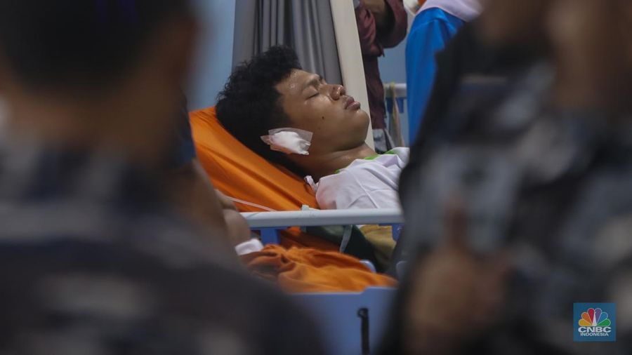 Korban luka akibat ledakan di SMAN 72 Kelapa Gading menjalani perawatan di ruang Instalasi Gawat Darurat (IGD) Rumah Sakit (RS)Islam Cempaka Putih, Jakarta, Jumat (7/11/2025).  (CNBC Indonesia/Faisal Rahman)