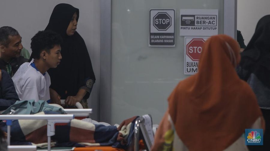 Korban luka akibat ledakan di SMAN 72 Kelapa Gading menjalani perawatan di ruang Instalasi Gawat Darurat (IGD) Rumah Sakit (RS)Islam Cempaka Putih, Jakarta, Jumat (7/11/2025).  (CNBC Indonesia/Faisal Rahman)