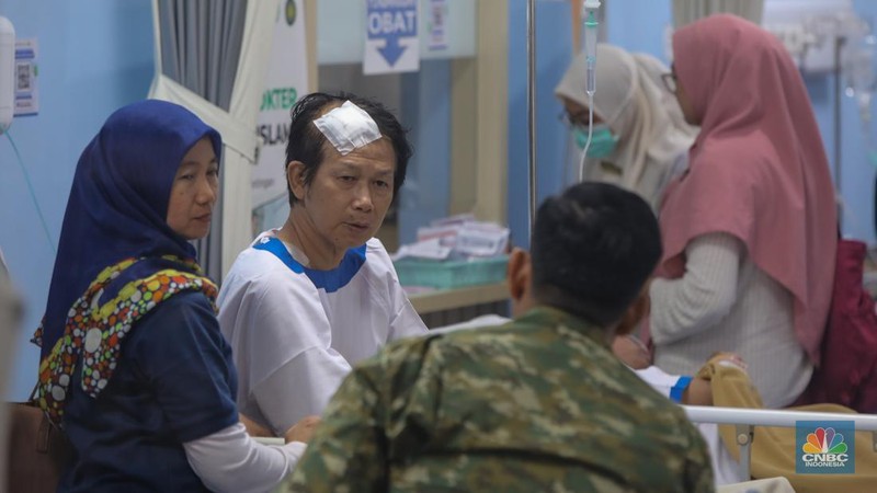 Korban luka akibat ledakan di SMAN 72 Kelapa Gading menjalani perawatan di ruang Instalasi Gawat Darurat (IGD) Rumah Sakit (RS)Islam Cempaka Putih, Jakarta, Jumat (7/11/2025).  (CNBC Indonesia/Faisal Rahman)