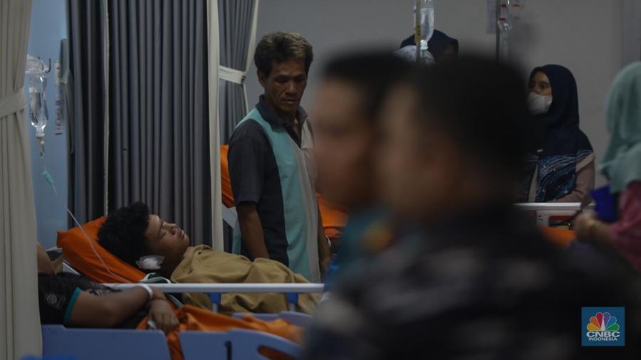 Korban luka akibat ledakan di SMAN 72 Kelapa Gading menjalani perawatan di ruang Instalasi Gawat Darurat (IGD) Rumah Sakit (RS)Islam Cempaka Putih, Jakarta, Jumat (7/11/2025).  (CNBC Indonesia/Faisal Rahman)
