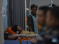 Korban luka akibat ledakan di SMAN 72 Kelapa Gading menjalani perawatan di ruang Instalasi Gawat Darurat (IGD) Rumah Sakit (RS)Islam Cempaka Putih, Jakarta, Jumat (7/11/2025). (CNBC Indonesia/Faisal Rahman)