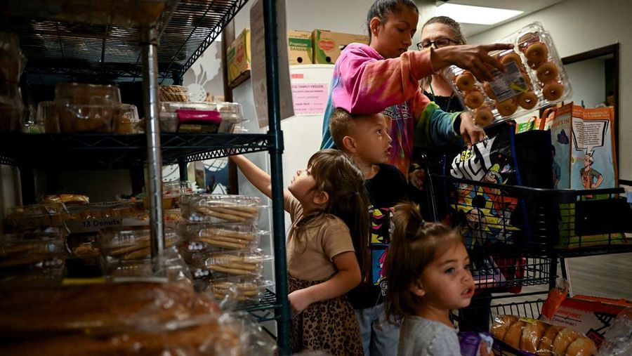 Para relawan memuat kotak-kotak makanan ke dalam mobil selama acara yang diadakan oleh Community FoodBank of New Jersey bekerja sama dengan Bergen County untuk mengirimkan bantuan makanan darurat kepada pekerja Federal dan penerima SNAP di tengah penutupan pemerintah AS di Leonia, New Jersey, AS, 6 November 2025. (REUTERS/Mike Segar)