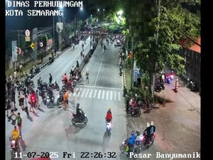 Tronton Ngeblong Tabrak Truk-Avanza di Jalan Semarang-Solo Banyumanik