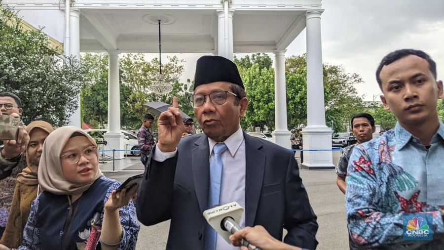 Mahfud MD tiba di Istana Merdeka, Jakarta, Jumat (7/11/2025). (CNBC Indonesia/Emir Yanwardhana)