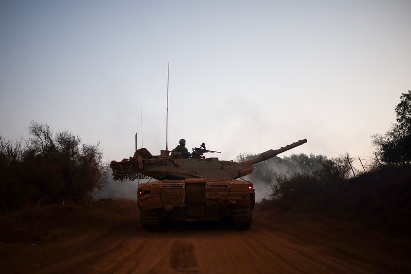 Israel menyerang target Hizbullah di Lebanon selatan pada hari Kamis (6/11/2025) sore, Ini terjadi ketika kelompok tersebut menolak prospek perundingan politik langsung antara Israel dan Lebanon, serta berjanji untuk mempertahankan diri. (REUTERS/Ali Hankir)