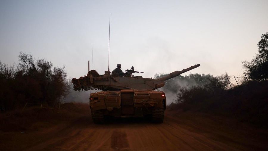 Israel menyerang target Hizbullah di Lebanon selatan pada hari Kamis (6/11/2025) sore, Ini terjadi ketika kelompok tersebut menolak prospek perundingan politik langsung antara Israel dan Lebanon, serta berjanji untuk mempertahankan diri. (REUTERS/Ali Hankir)