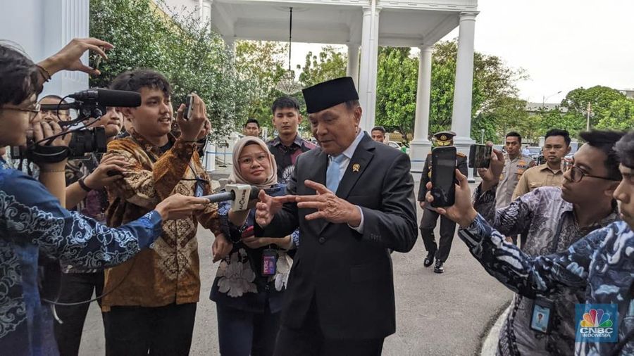 Menteri Koordinator Bidang Politik dan Keamanan (Menko Polkam), Djamari Chaniago tiba di Istana Merdeka, Jakarta, Jumat (7/11/2025). (CNBC Indonesia/Emir Yanwardhana)