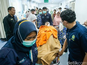 Sedihnya Ortu Korban Ledakan SMAN 72 Kelapa Gading: Kok Bisa Lagi Salat